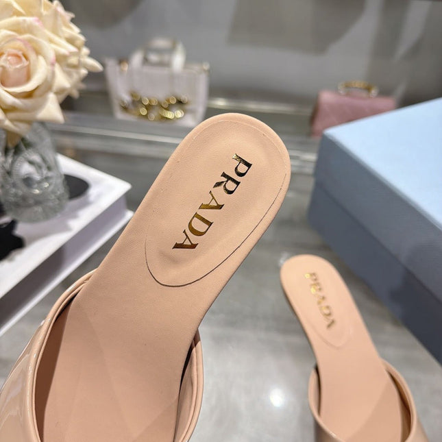 PRADA 26S LOGO EMBOSSED KITTEN HEEL MULES IN NUDE BEIGE PATENT CALFSKIN