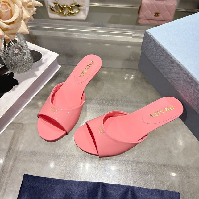 PRADA 26S LOGO EMBOSSED KITTEN HEEL MULES IN PINK PATENT CALFSKIN