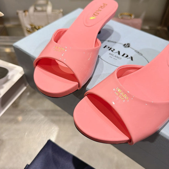 PRADA 26S LOGO EMBOSSED KITTEN HEEL MULES IN PINK PATENT CALFSKIN