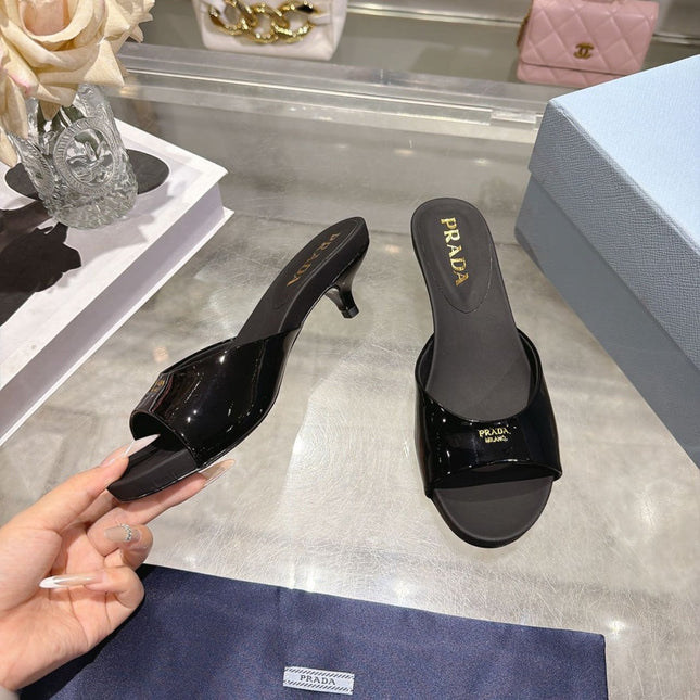 PRADA 26S LOGO EMBOSSED KITTEN HEEL MULES IN BLACK PATENT CALFSKIN