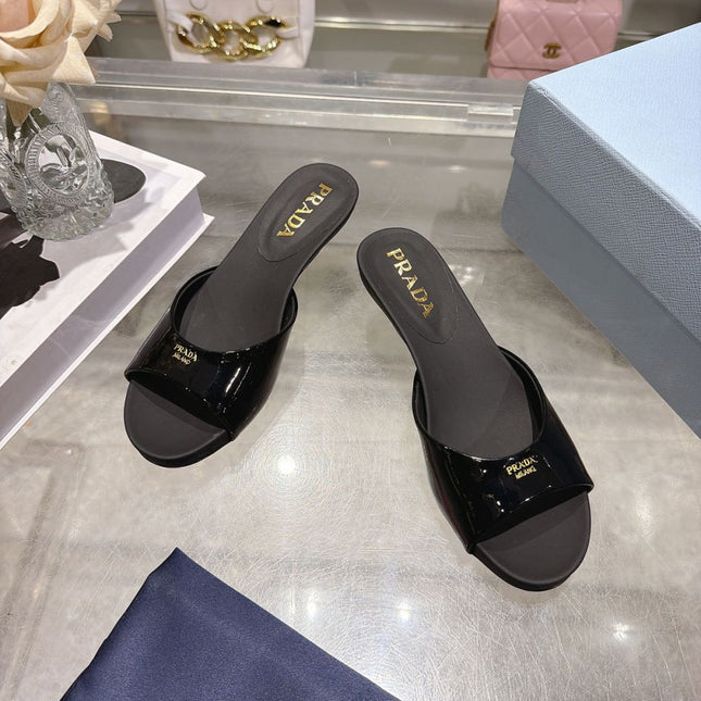 PRADA 26S LOGO EMBOSSED KITTEN HEEL MULES IN BLACK PATENT CALFSKIN