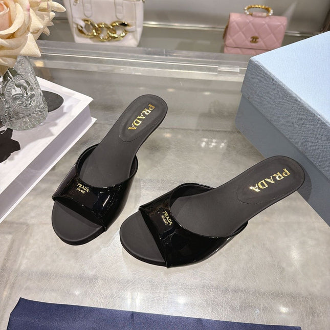 PRADA 26S LOGO EMBOSSED KITTEN HEEL MULES IN BLACK PATENT CALFSKIN