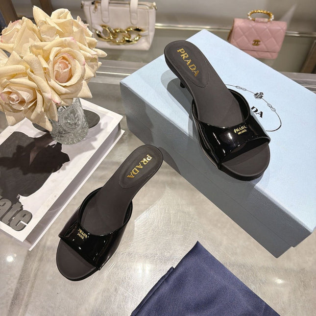 PRADA 26S LOGO EMBOSSED KITTEN HEEL MULES IN BLACK PATENT CALFSKIN