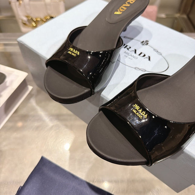 PRADA 26S LOGO EMBOSSED KITTEN HEEL MULES IN BLACK PATENT CALFSKIN