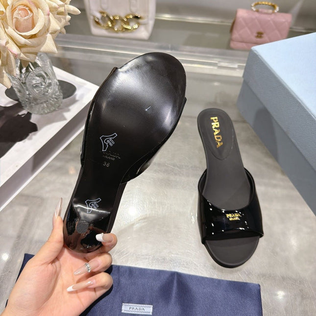 PRADA 26S LOGO EMBOSSED KITTEN HEEL MULES IN BLACK PATENT CALFSKIN
