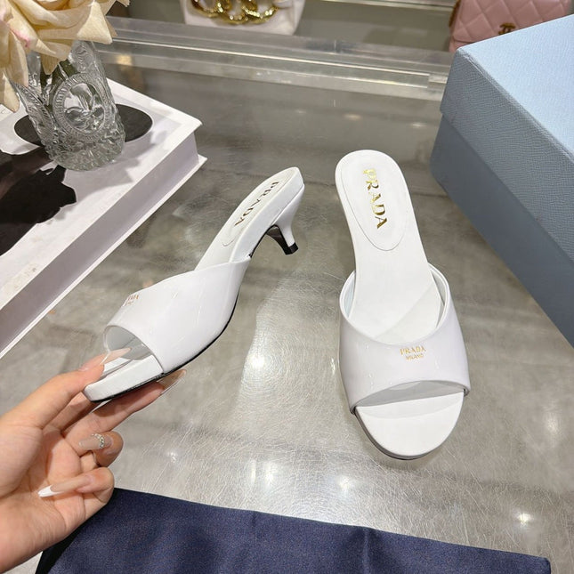 PRADA 26S LOGO EMBOSSED KITTEN HEEL MULES IN WHITE PATENT CALFSKIN