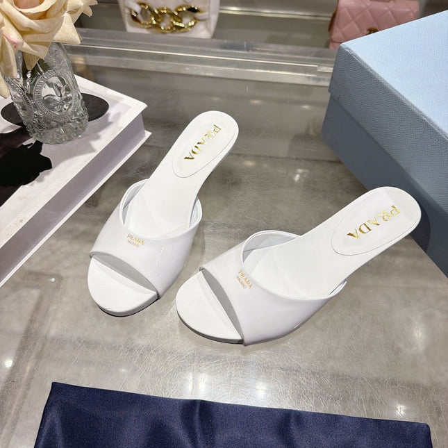 PRADA 26S LOGO EMBOSSED KITTEN HEEL MULES IN WHITE PATENT CALFSKIN
