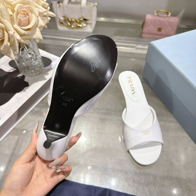 PRADA 26S LOGO EMBOSSED KITTEN HEEL MULES IN WHITE PATENT CALFSKIN