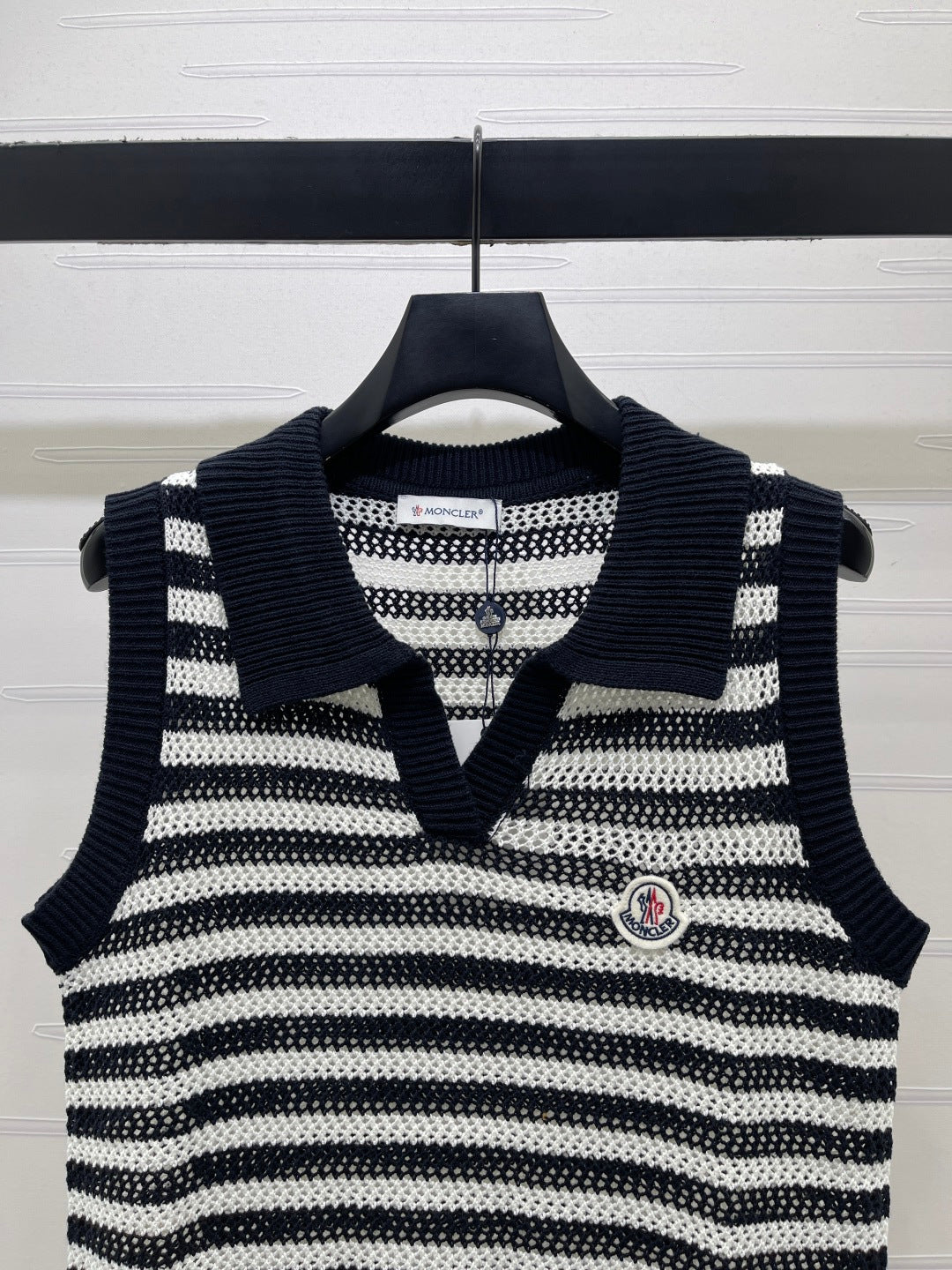 MONCLER 26S SLEEVELESS STRIPED KNIT POLO TOP 675