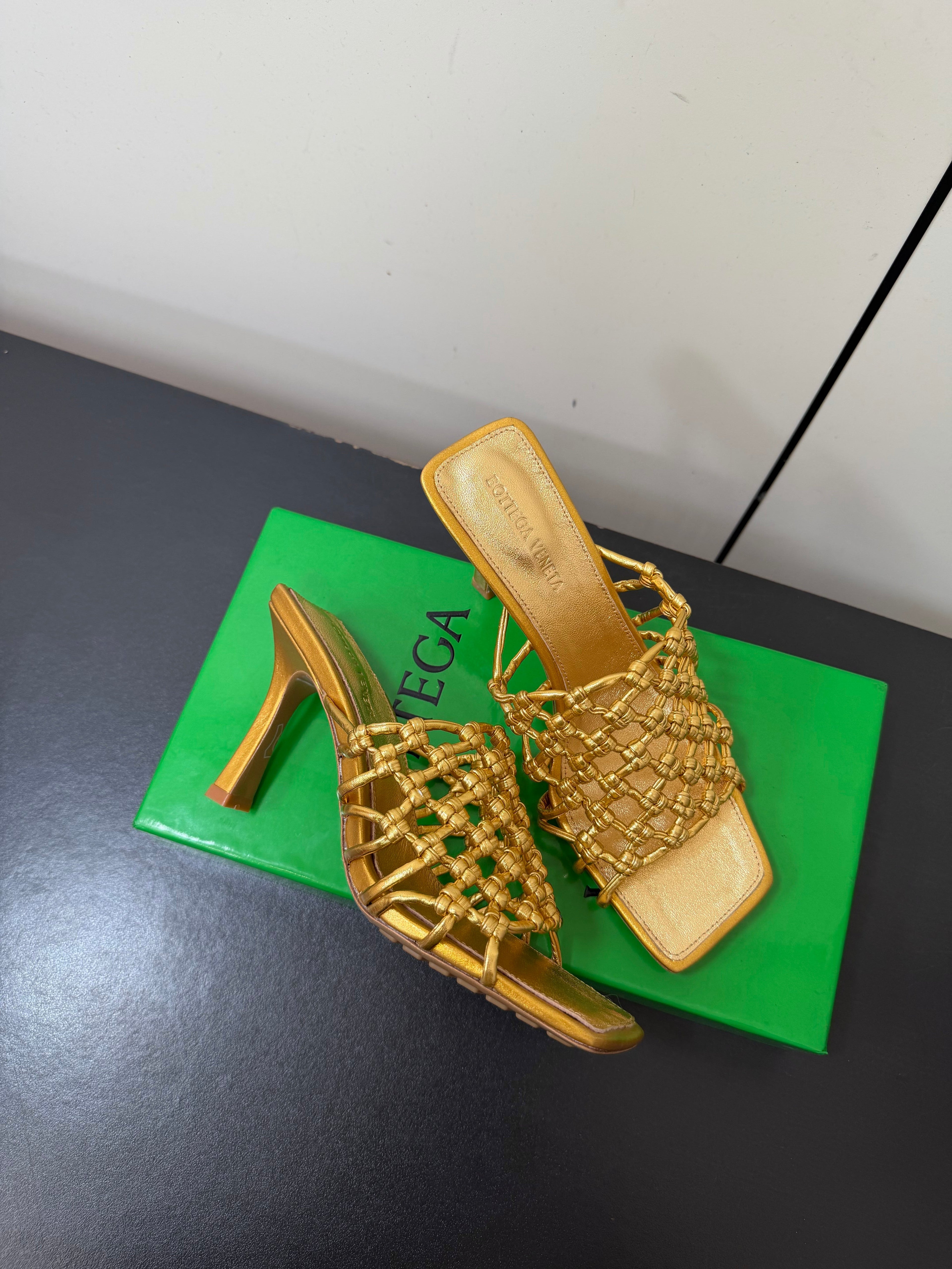 BOTTEGA VENETA 26S WOVEN STRAP HIGH-HEEL SANDALS 85 MM IN GOLD LAMBSKIN