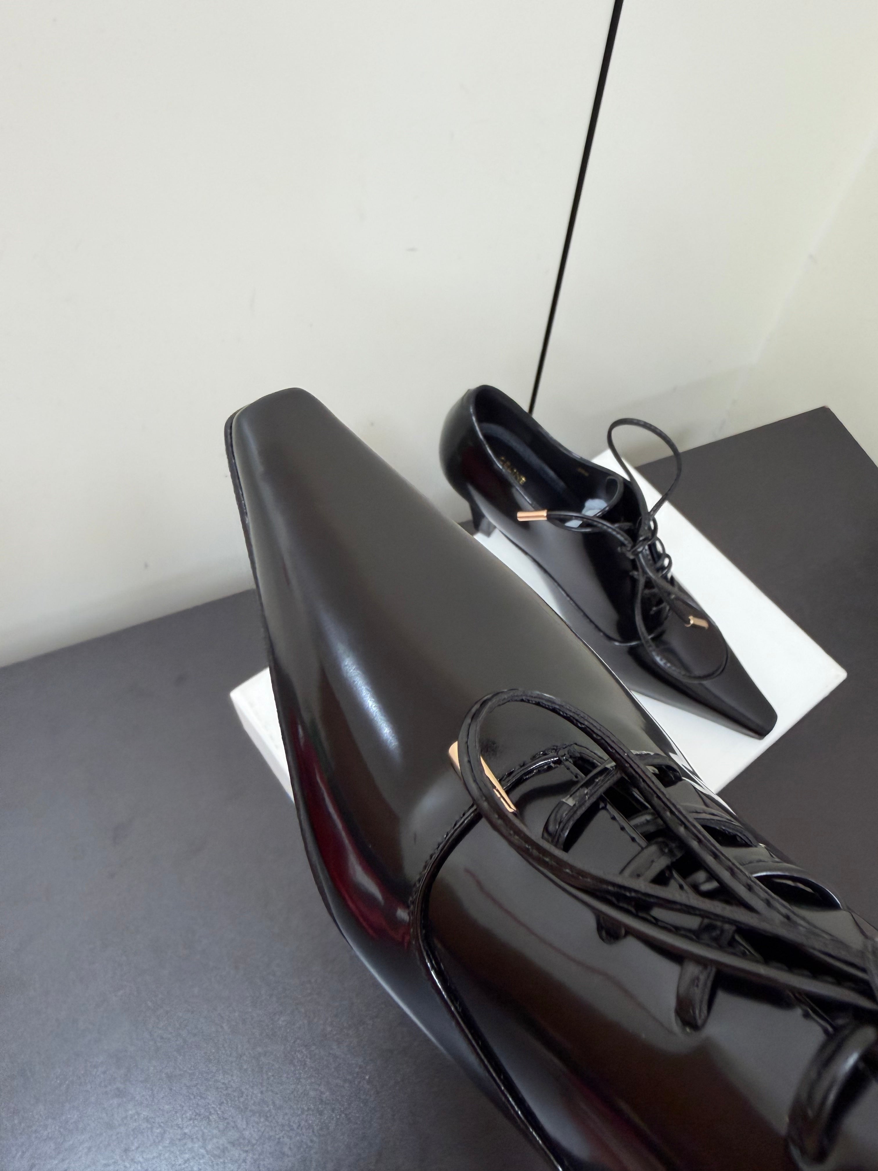 CELINE 26S LACE UP POINTED TOE PUMPS IN BLACK PATENT CALFSKIN