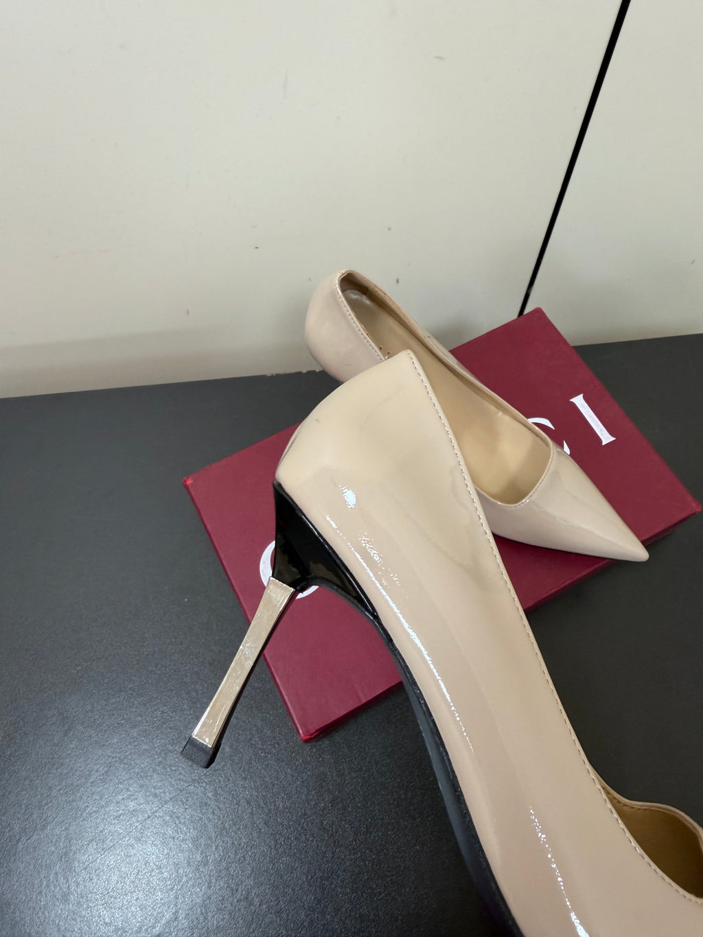 GUCCI 26S POINTED TOE PUMPS 85MM IN BEIGE PATENT CALFSKIN