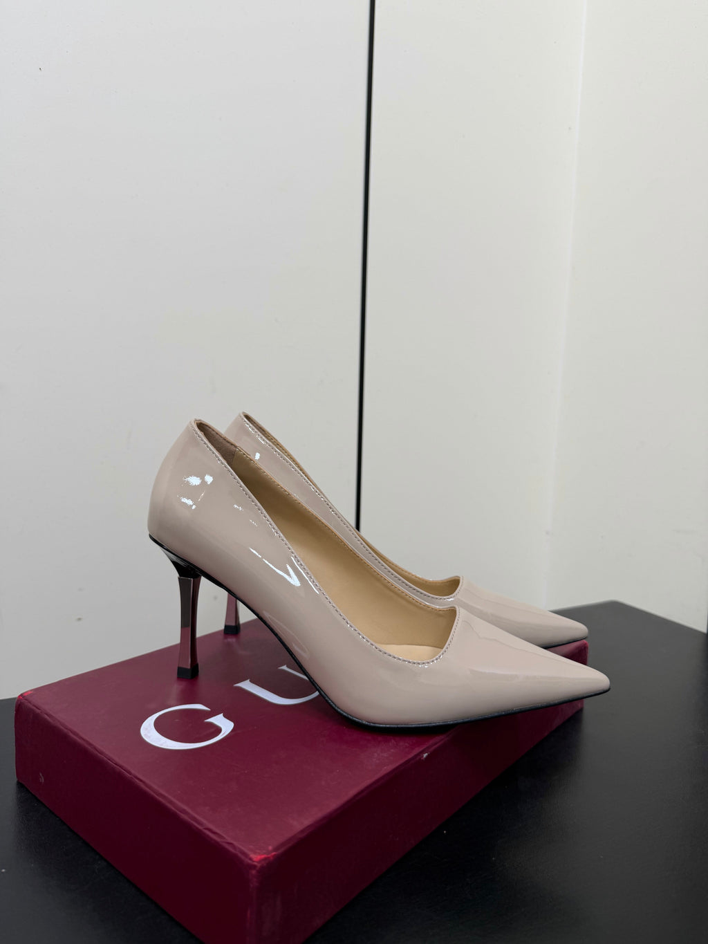 GUCCI 26S POINTED TOE PUMPS 85MM IN BEIGE PATENT CALFSKIN