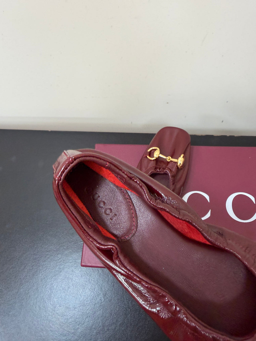 GUCCI 26S BALLET FLATS IN BURGUNDY RED SHINY CALFSKIN GOLD HARDWARE