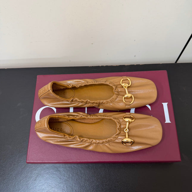 GUCCI 26S BALLET FLATS IN CARAMEL BROWN SHINY CALFSKIN GOLD HARDWARE