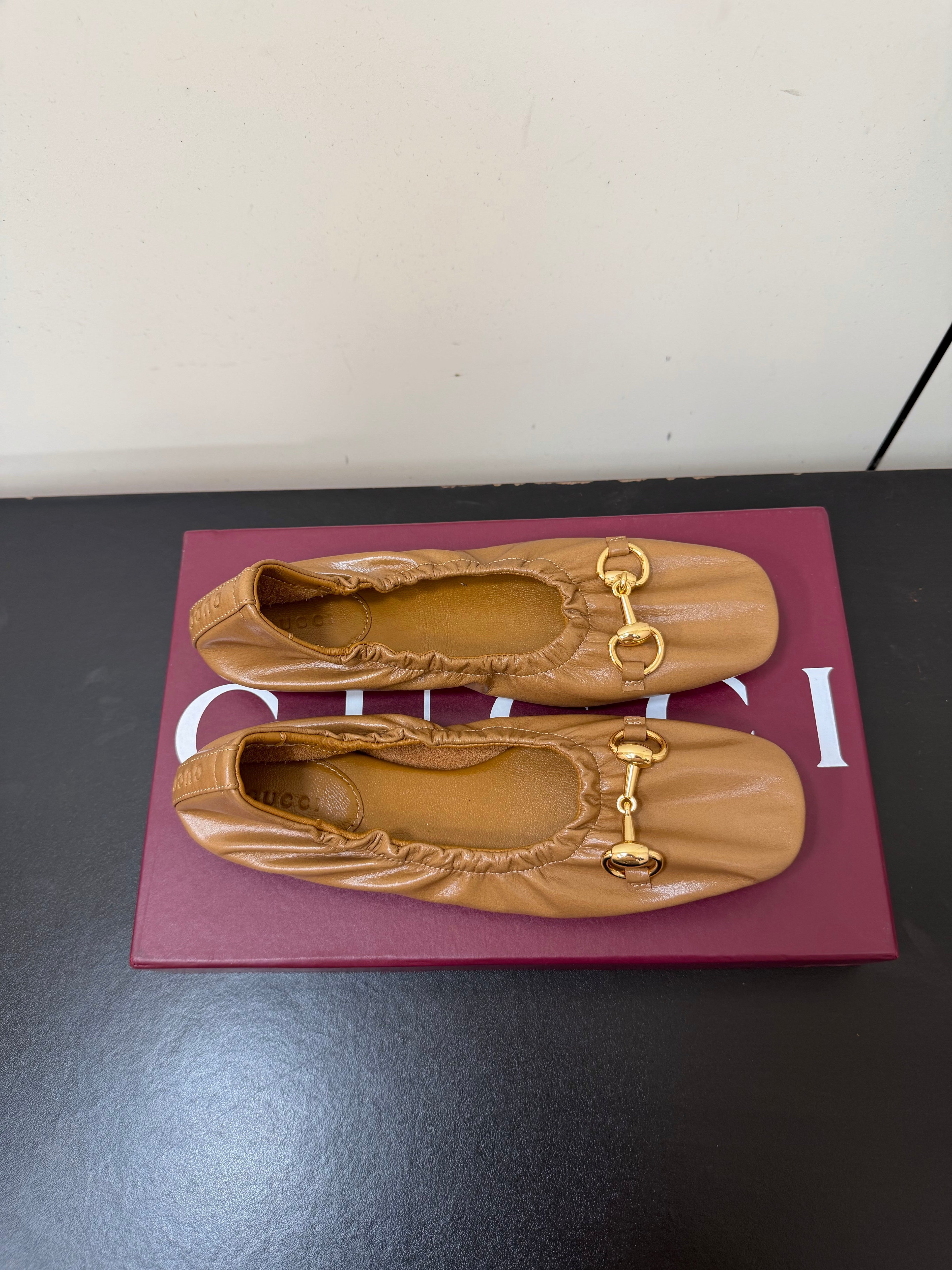 GUCCI 26S BALLET FLATS IN CARAMEL BROWN SHINY CALFSKIN GOLD HARDWARE