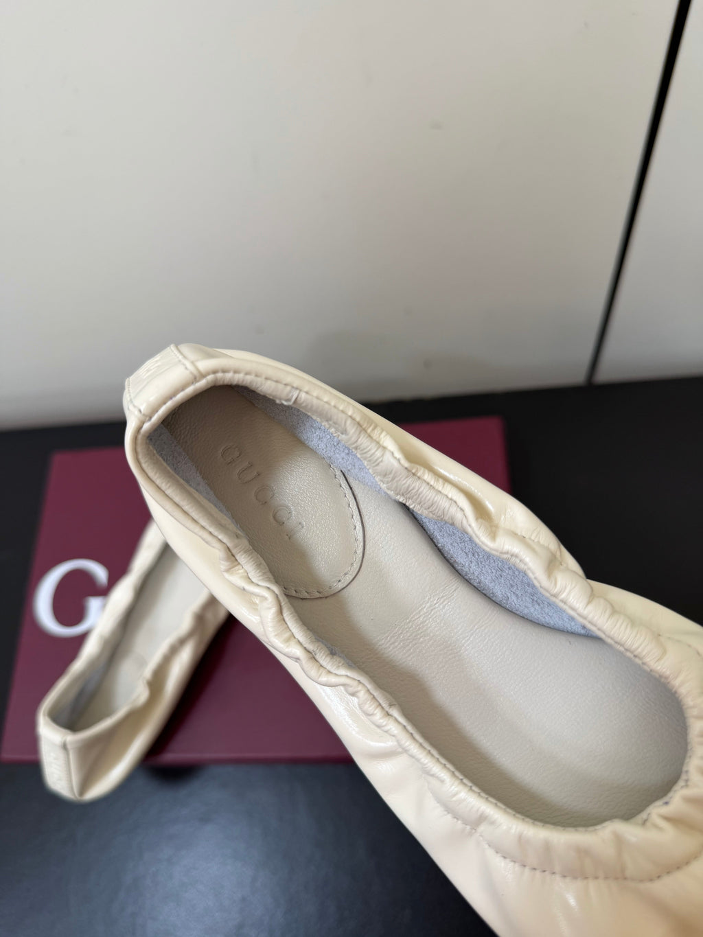 GUCCI 26S BALLET FLATS IN WHITE SHINY CALFSKIN GOLD HARDWARE