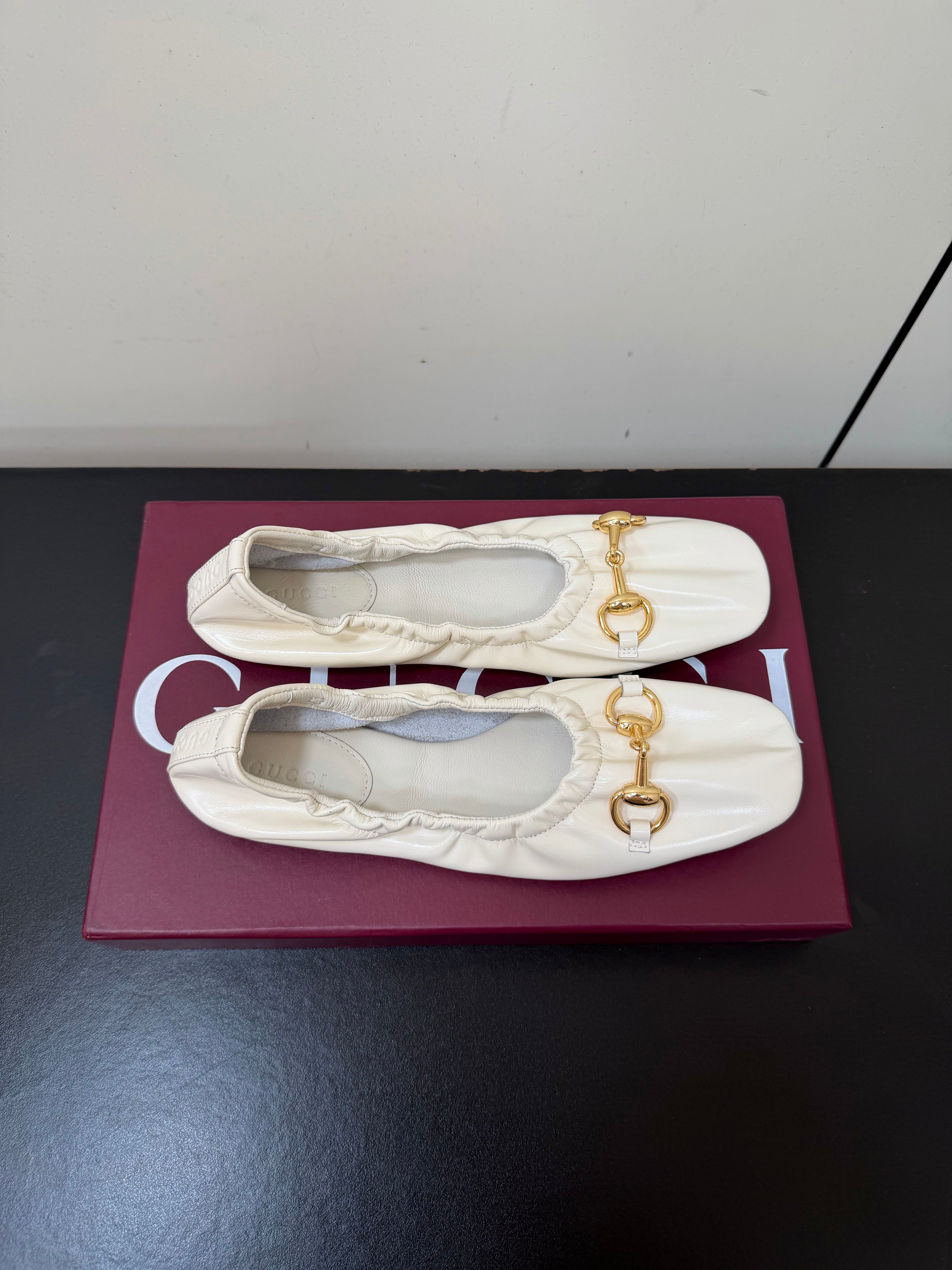 GUCCI 26S BALLET FLATS IN WHITE SHINY CALFSKIN GOLD HARDWARE