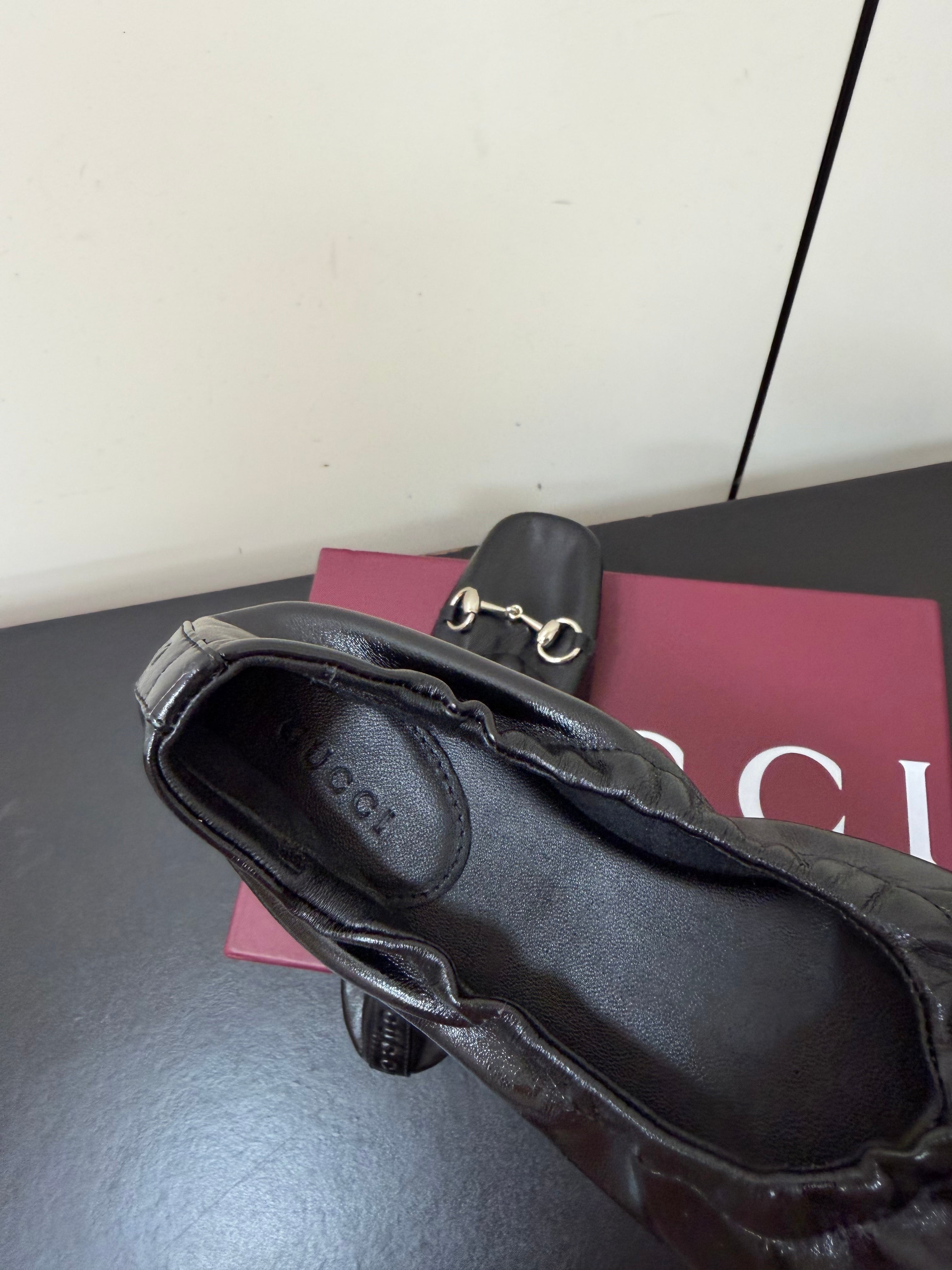 GUCCI 26S BALLET FLATS IN BLACK SHINY CALFSKIN GOLD HARDWARE