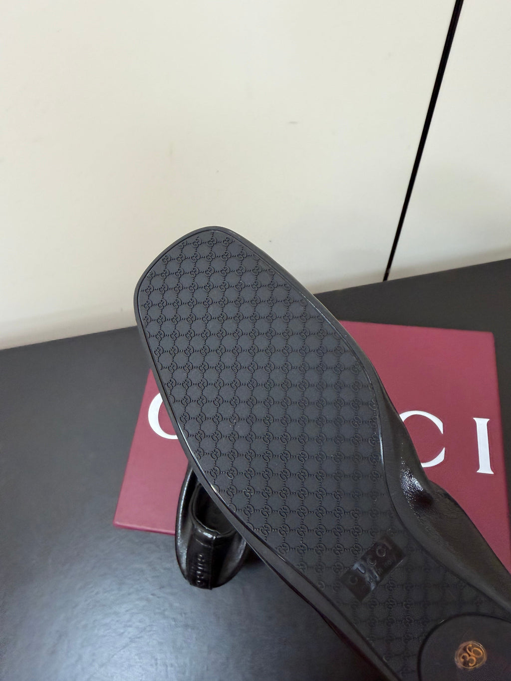 GUCCI 26S BALLET FLATS IN BLACK SHINY CALFSKIN GOLD HARDWARE