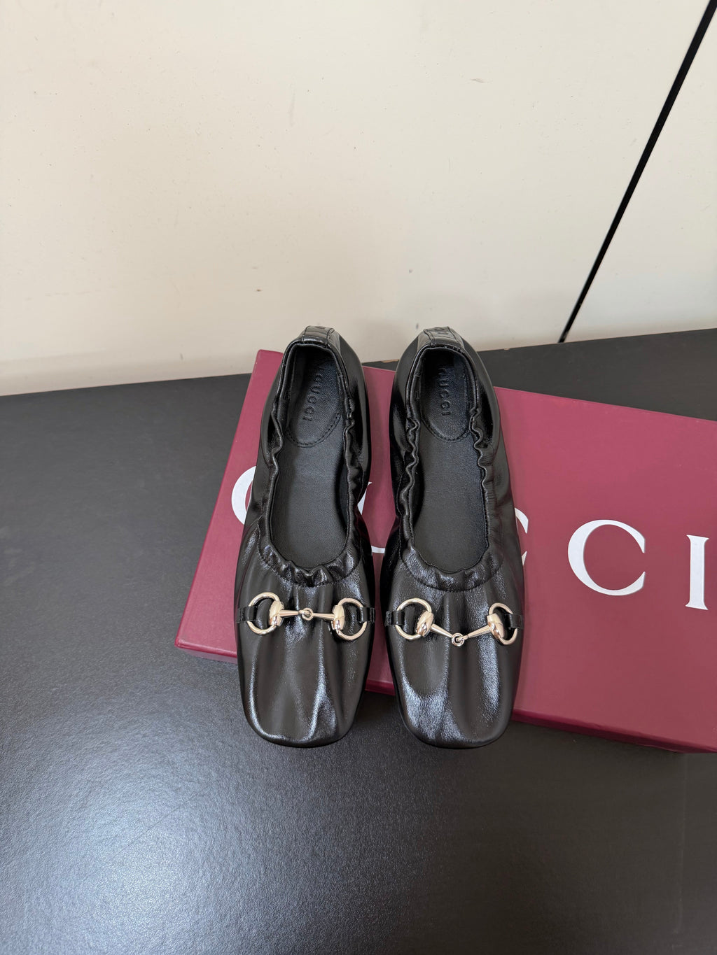 GUCCI 26S BALLET FLATS IN BLACK SHINY CALFSKIN GOLD HARDWARE