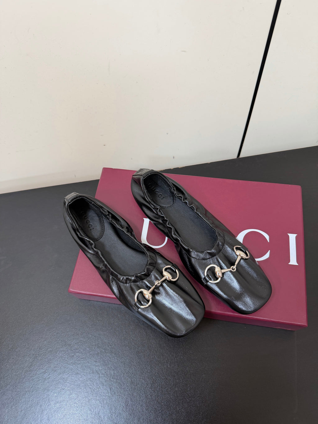 GUCCI 26S BALLET FLATS IN BLACK SHINY CALFSKIN GOLD HARDWARE