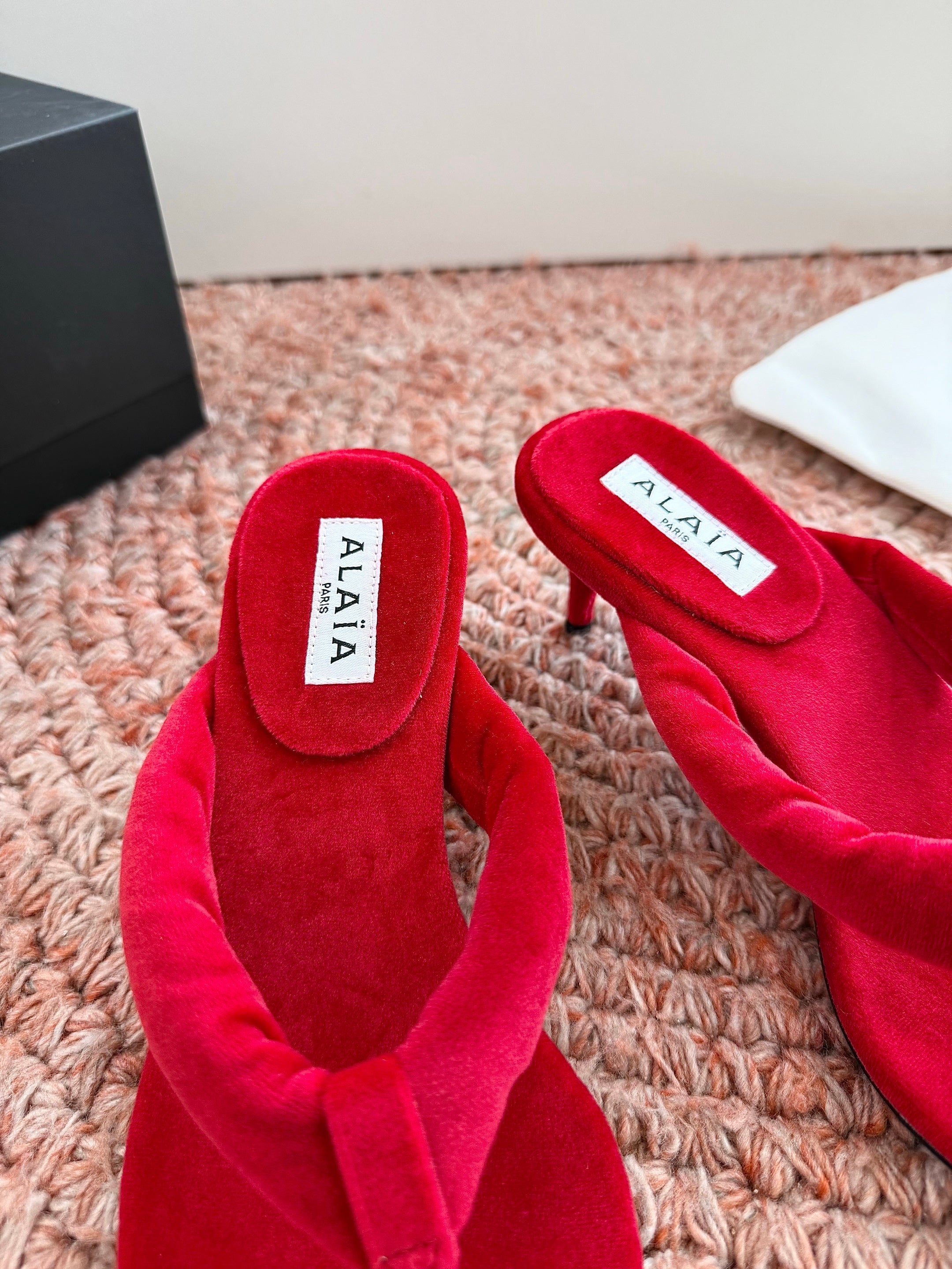 ALAIA 26S HEELED THONG SANDALS IN RED VELVET