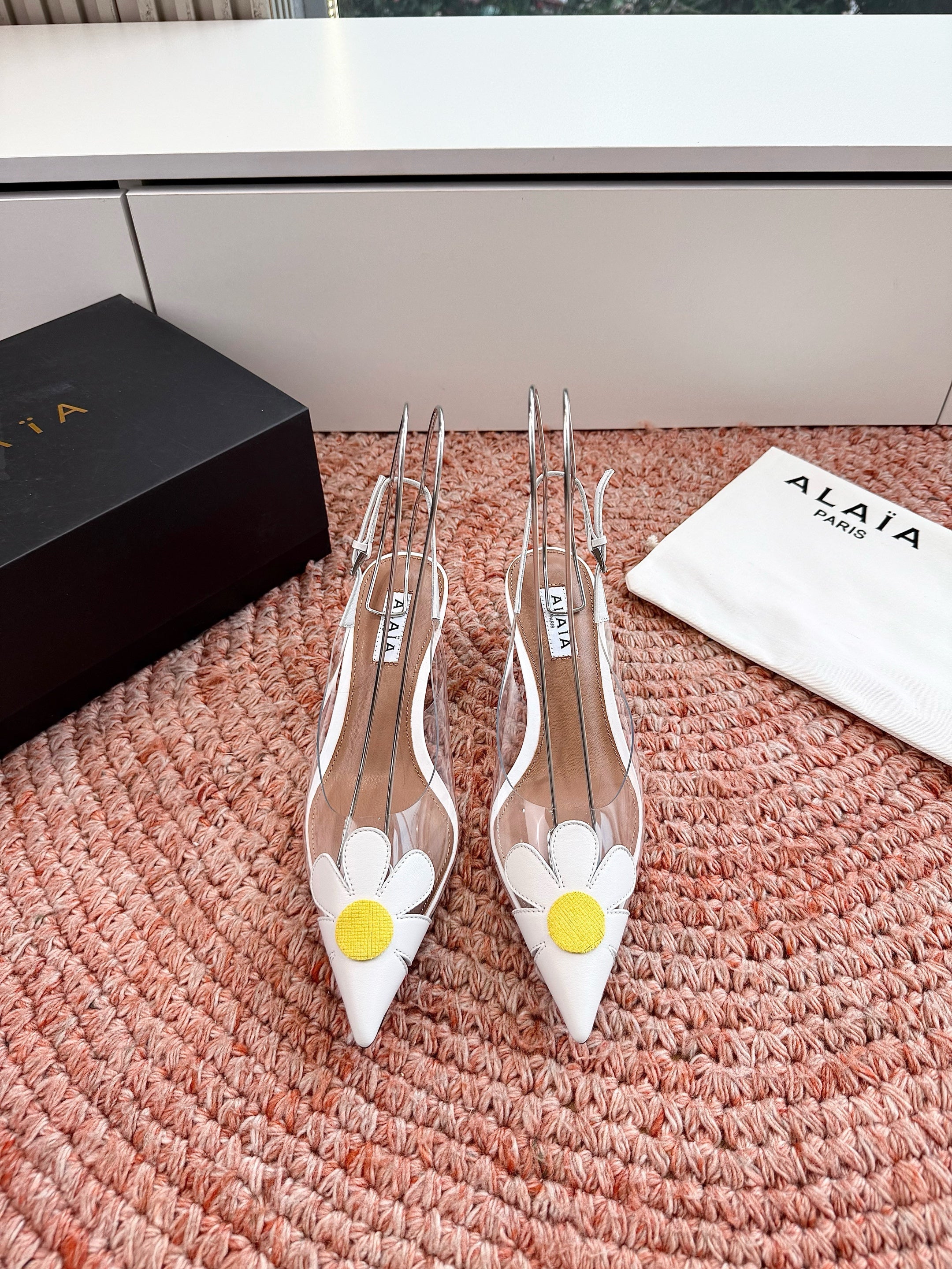 ALAIA 26S POINTED-TOE SLINGBACK HEELS IN WHITE LAMBSKIN AND TRANSPARENT PVC