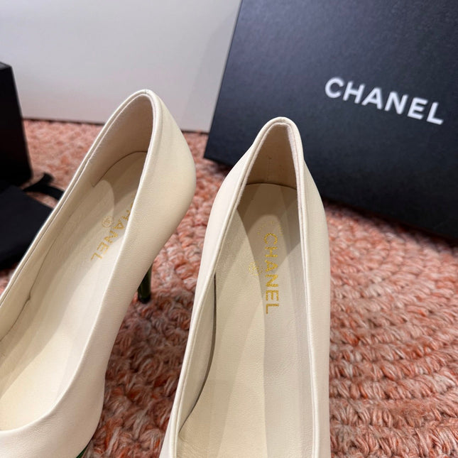 CHANEL 26S SQUARE TOE HIGH HEELS IN WHITE LAMBSKIN WITH GREEN TOE