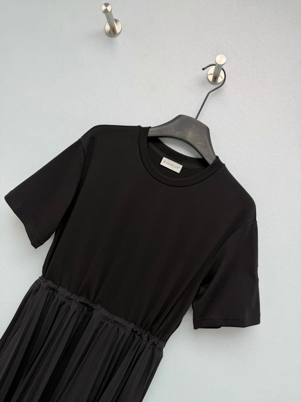 MONCLER 26S SHORT-SLEEVE PLEATED DRESS 681