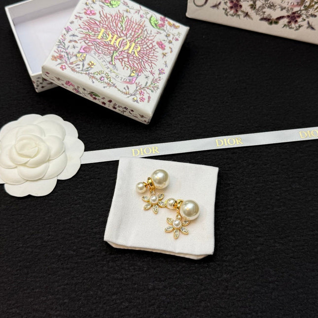 CD 26S PEARL FLORAL DROP EARRINGS GOLD TONE METAL 645545