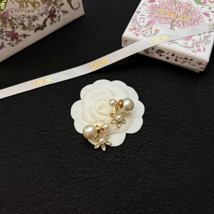 CD 26S PEARL FLORAL DROP EARRINGS GOLD TONE METAL 645545