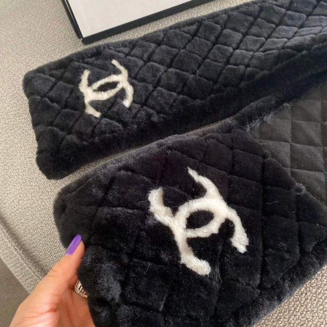 CHANEL 25S SCARF 120 IN FAUX FUR 876358