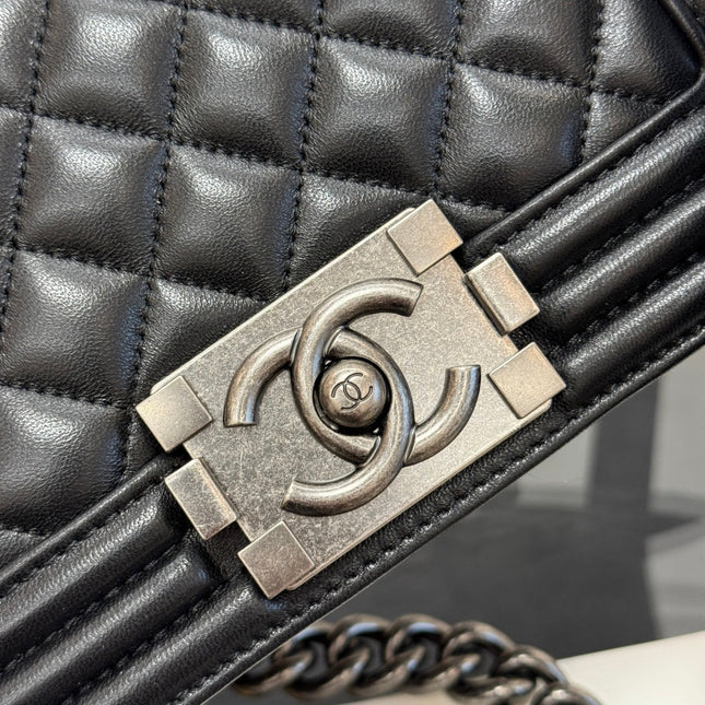SMALL BOY BAG 20 IN BLACK CALFSKIN SILVER HARDWARE