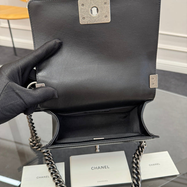 SMALL BOY BAG 20 IN BLACK CALFSKIN SILVER HARDWARE