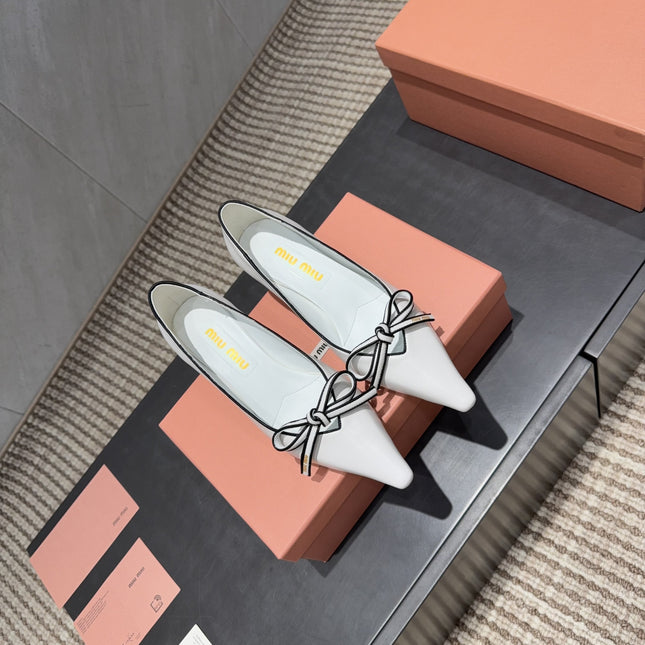 MIUMIU 26S POINTED TOE PUMPS 55MM IN WHITE AND BLACK CALFSKIN WITH BOW