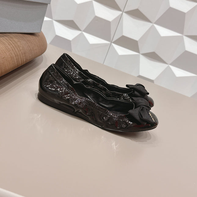 PRADA 26S ROUND TOE FLATS WITH BOW IN BLACK PATENT CALFSKIN