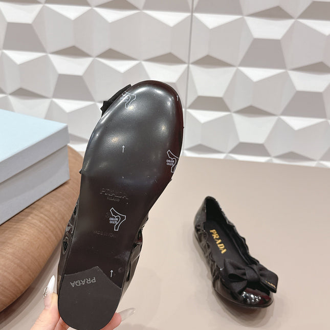 PRADA 26S ROUND TOE FLATS WITH BOW IN BLACK PATENT CALFSKIN