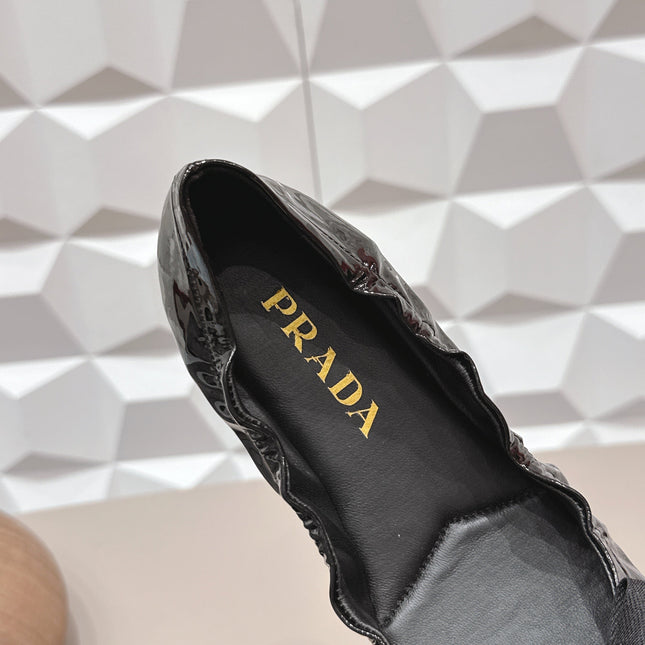 PRADA 26S ROUND TOE FLATS WITH BOW IN BLACK PATENT CALFSKIN