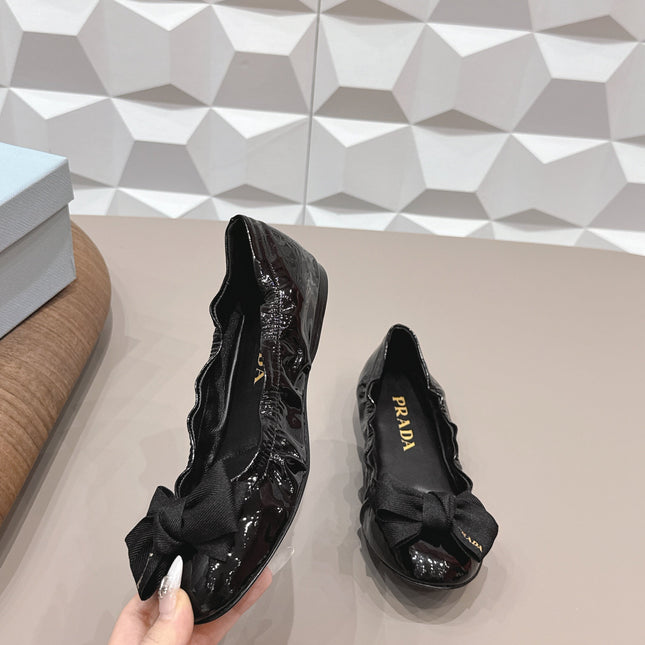 PRADA 26S ROUND TOE FLATS WITH BOW IN BLACK PATENT CALFSKIN