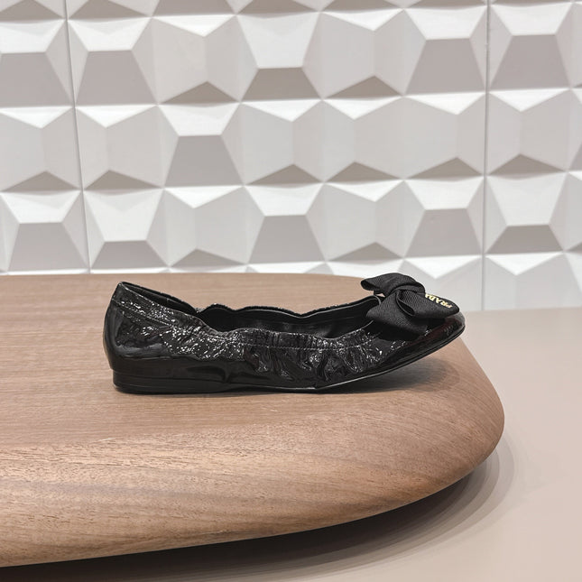 PRADA 26S ROUND TOE FLATS WITH BOW IN BLACK PATENT CALFSKIN