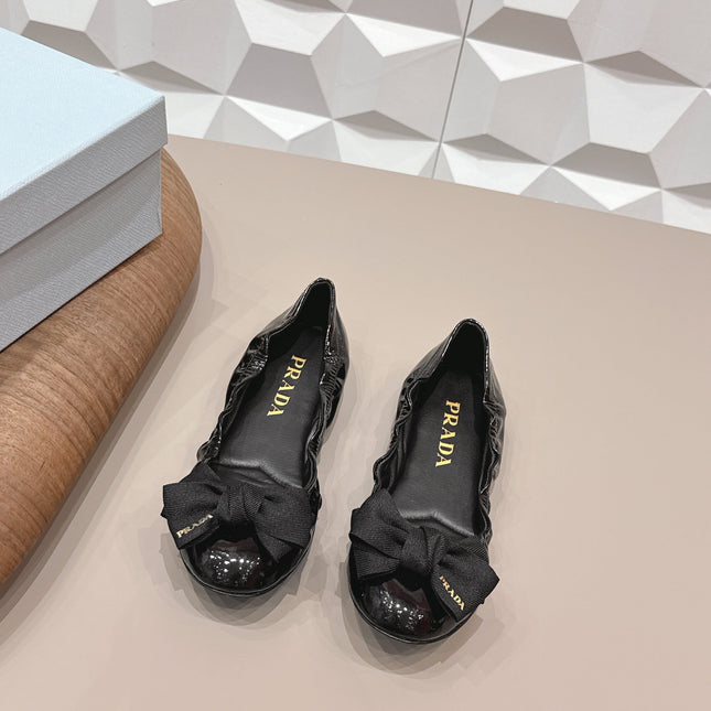 PRADA 26S ROUND TOE FLATS WITH BOW IN BLACK PATENT CALFSKIN