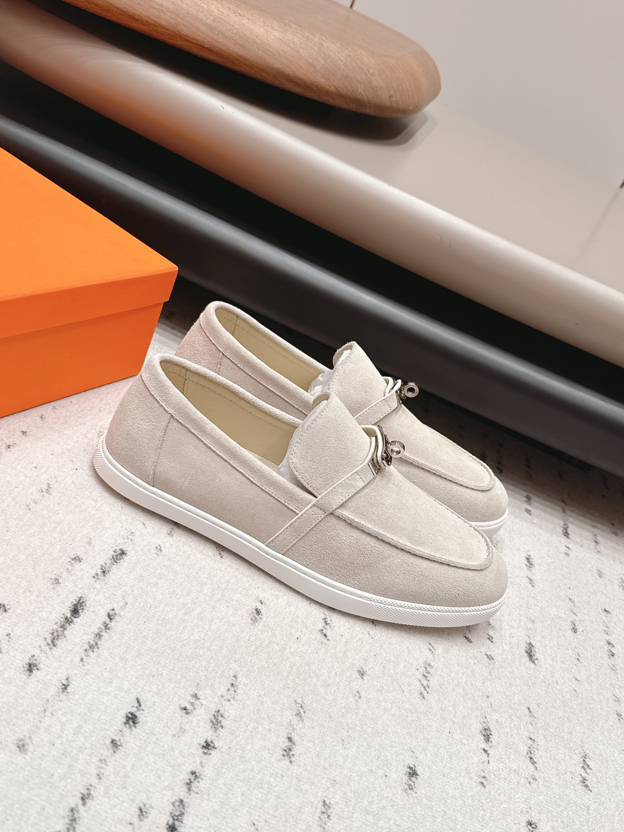 HM 26S KELLY PARIS LOAFERS IN CREAM WHITE SUEDE SILVER HARDWARE