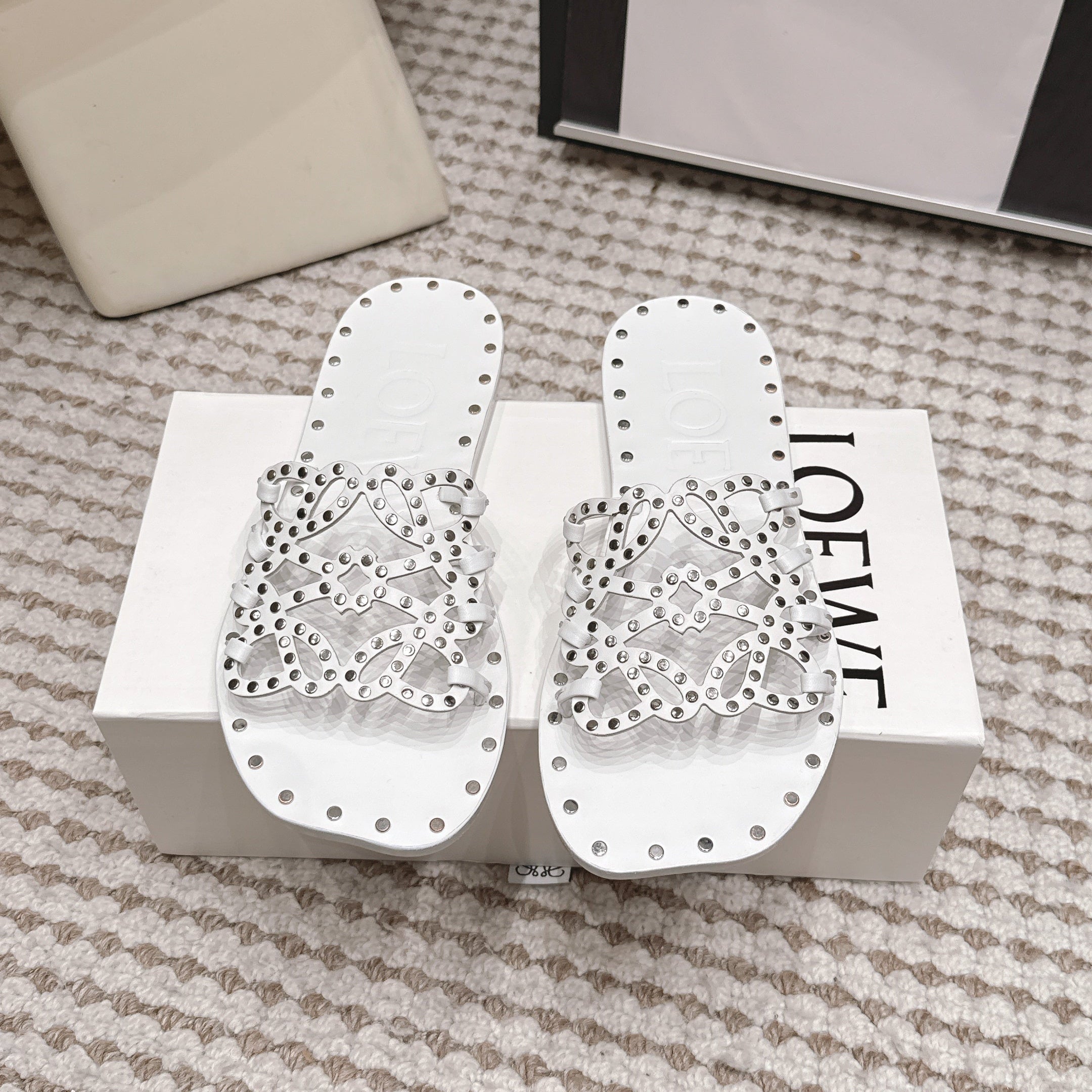 LOEWE 26S PETAL ANAGRAM SLIDE IN WHITE CALFSKIN WITH STUDS