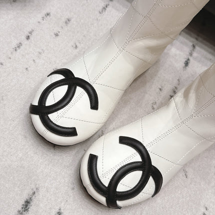 CHANEL 26S KNEE HIGH BOOTS IN WHITE QUILTED CALFSKIN AND BLACK PATENT CUFF