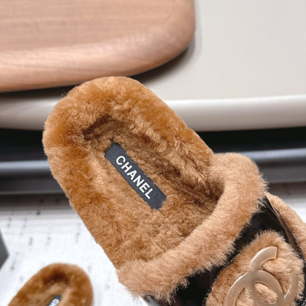 CHANEL 26S SLIDE SANDALS IN BROWN SHEARLING AND BLACK STRAP