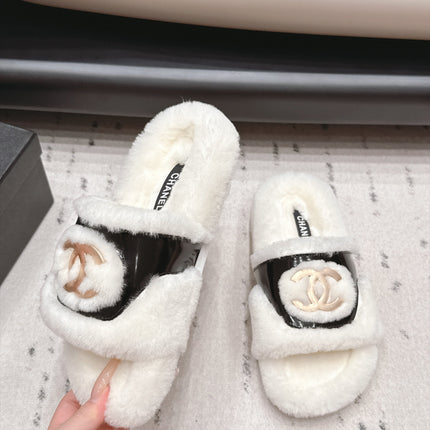 CHANEL 26S SLIDE SANDALS IN WHITE SHEARLING AND BLACK STRAP