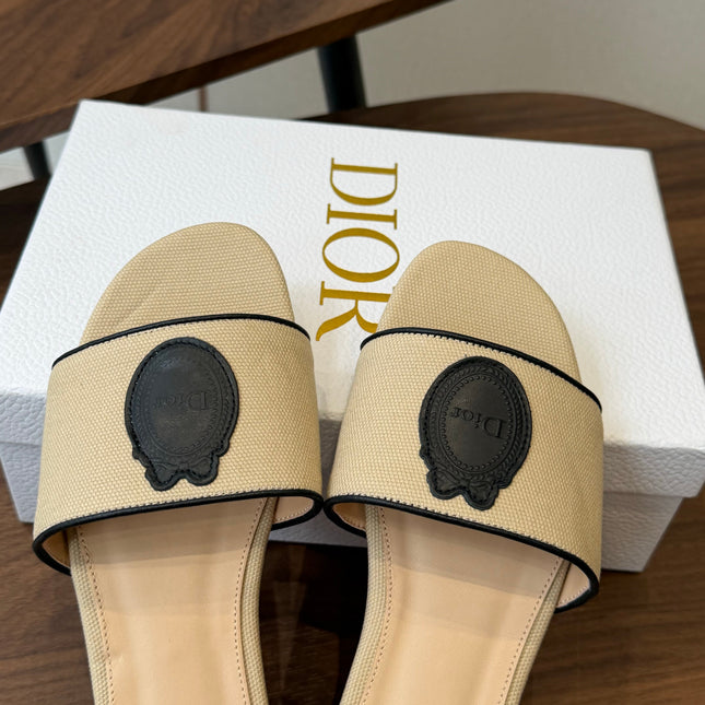DIOR 26S D-BADGE FLAT SLIDE SANDALS IN BEIGE CANVAS AND BLACK CALFSKIN