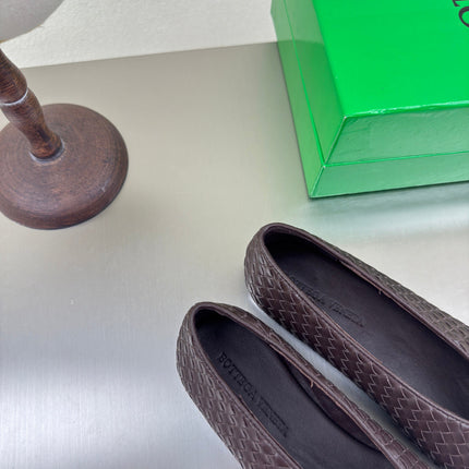 BOTTEGA VENETA 26S BALLET FLATS IN DARK BROWN WOVEN LAMBSKIN