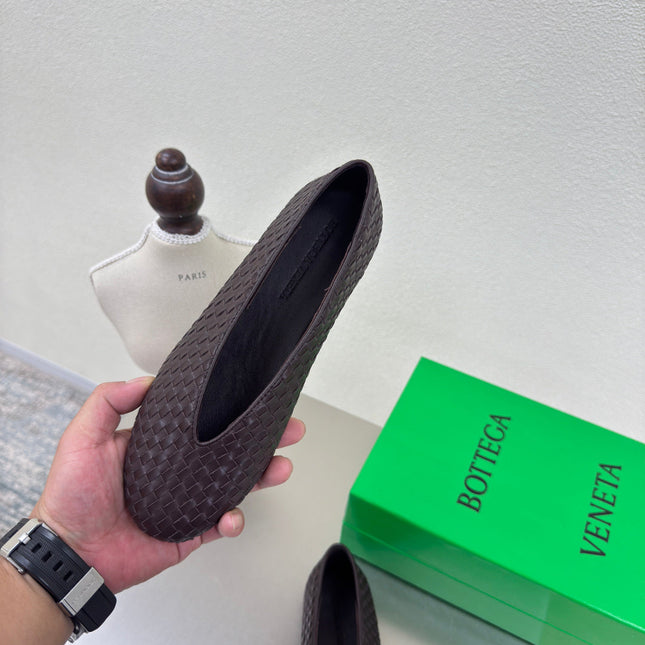 BOTTEGA VENETA 26S BALLET FLATS IN DARK BROWN WOVEN LAMBSKIN